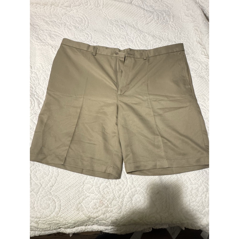 Haggar Cool 18 Gab Shorts Mens 44 Khaki Flat Front Expandable Waist Performance